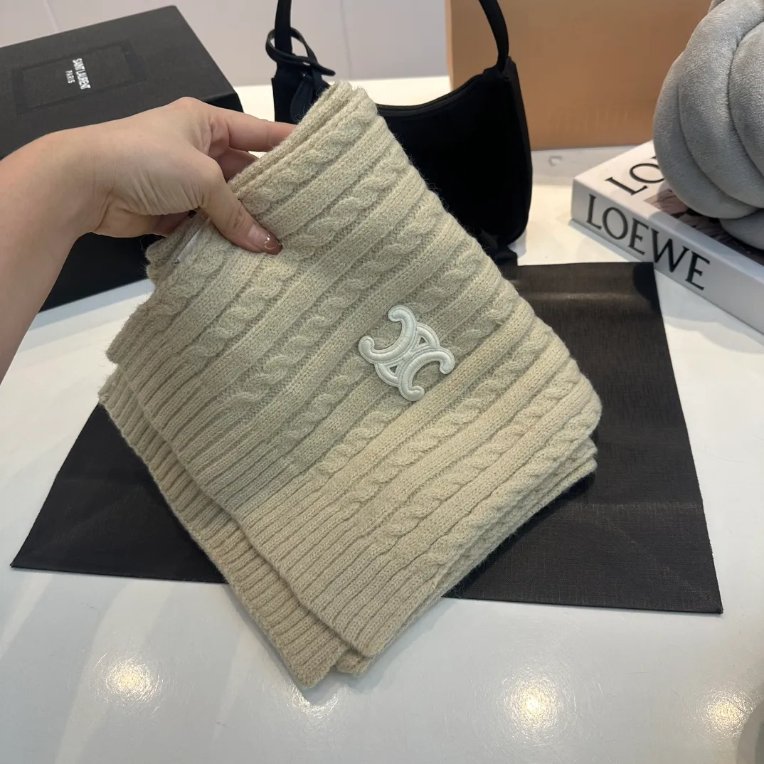 P190 CELINE [Wool Suit Scarf + Gloves + Hat -] Classic suit hat wool cashmere knitted hat with gloves, warm and super comfortable for winter. Celine's three-piece set of gloves, scarves and hats is so high-end. It feels particularly delicate, with impeccable texture and quality. The details are also handled very well. It's warm and comfortable. It's a magical tool for young ladies to reduce their age. Warm and fashionable! Scarf: 185/35cm, head circumference around 57cm, contains 70% wool fabric, complete internal standards.  The latest technology, one-piece molding, is super beautiful. The autumn and winter wool knitted beanie feels good to the touch ~ the color is super white ~ and it has a good atmosphere when taking photos. Multiple colors are matched and very versatile ~