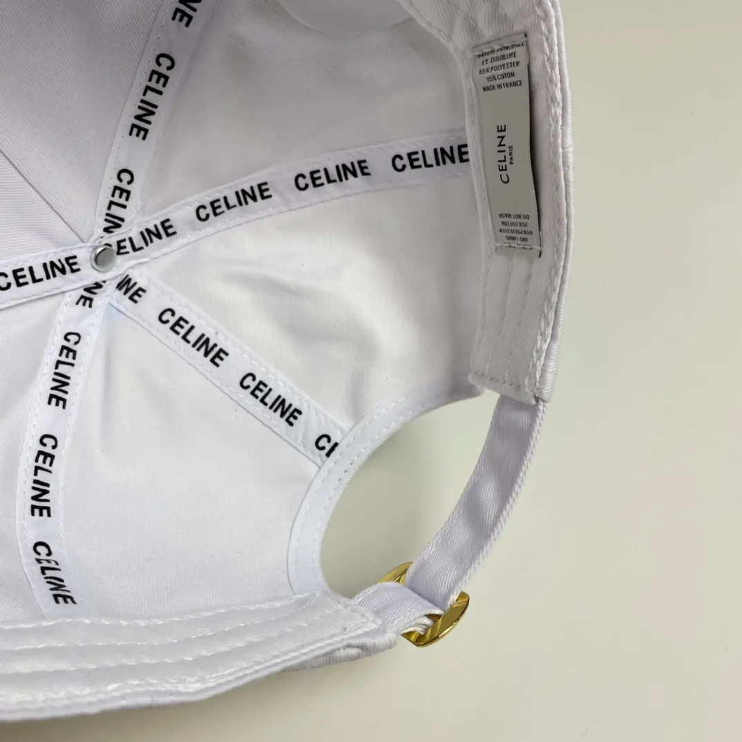 P70 [CELINE Celine] new simple baseball cap, shipped from the counter at the same time, big-name models are very easy to match, so hurry up and get it!