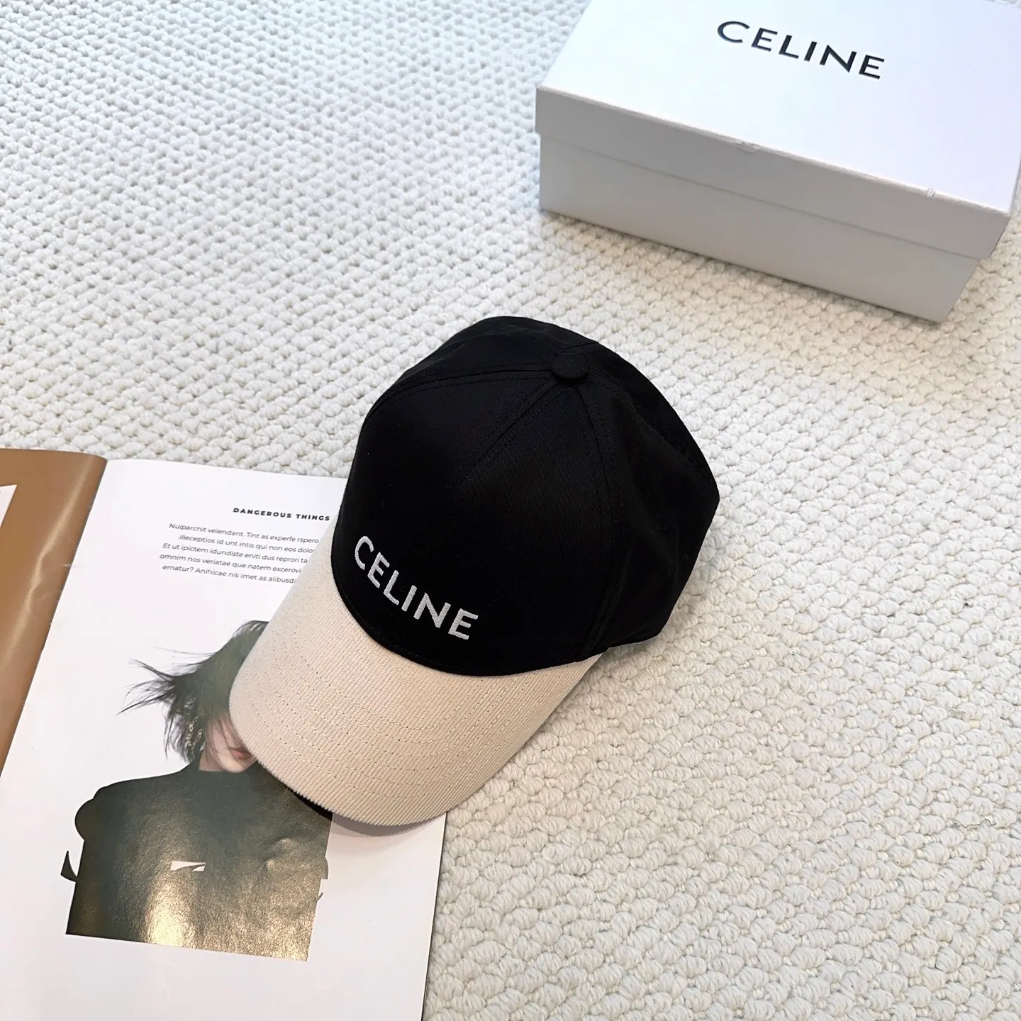 P70 popular CELINE official website purchase version. Original 1:1 customized! The latest baseball cap with the same style as the simple letter star, fashionable and high-end workmanship! Every hat is made with care! Extraordinary quality, suitable for both men and women.    Céline's hat has a simple design, high-end color matching, delicate texture, and clean style. It is an iconic item. The letter C is the official icon of CELINE. It is deeply rooted in the brand's historical heritage, and at the same time it exudes modern elegance and a new trend of retro modernity. Simple baseball cap decorated with C logo. Self-attitude, no need to elaborate.