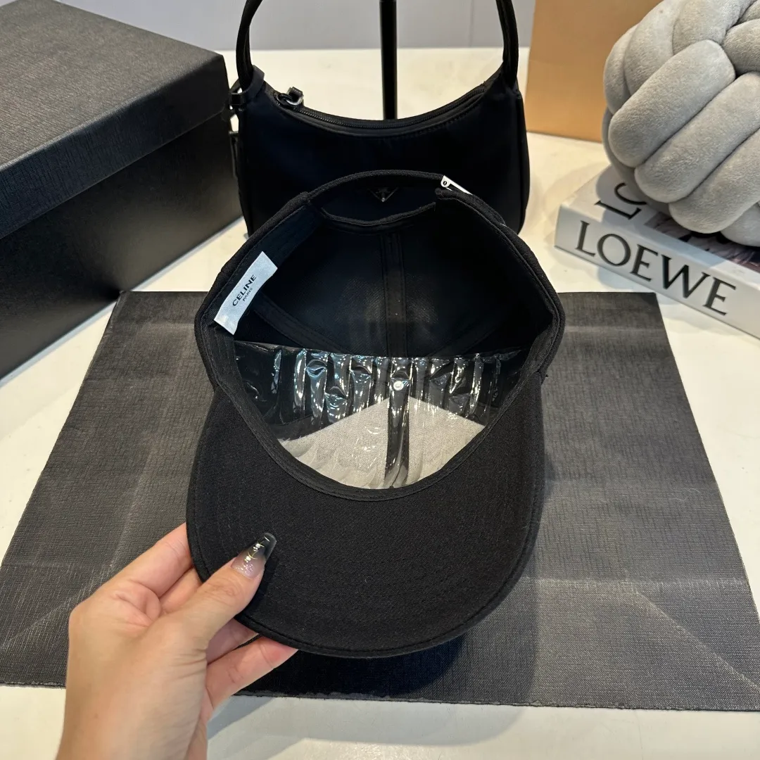 P60 CELINE new autumn and winter classic casual and trendy baseball cap🧢Japanese and Korean style, looks great with any combination! A must-have when traveling