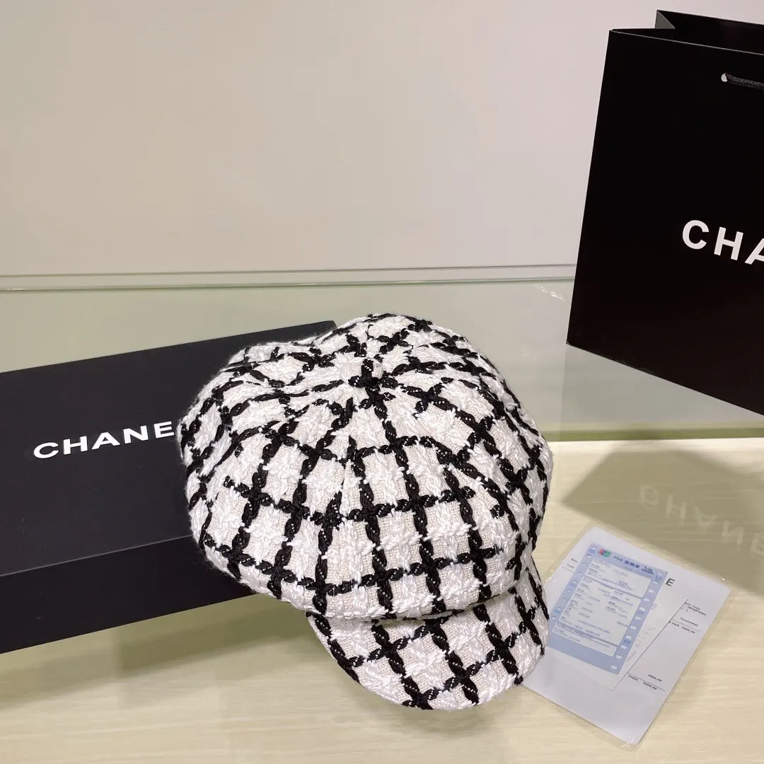 P70 CHANEL Chanel high-quality wool tweed octagonal hat, beret! One of the essential hat styles every year, a super fashionable and versatile item! The latest fabrics for autumn and winter, classic and fashionable! Head circumference:57cm