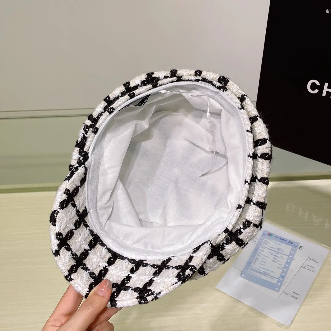 P70 CHANEL Chanel high-quality wool tweed octagonal hat, beret! One of the essential hat styles every year, a super fashionable and versatile item! The latest fabrics for autumn and winter, classic and fashionable! Head circumference:57cm