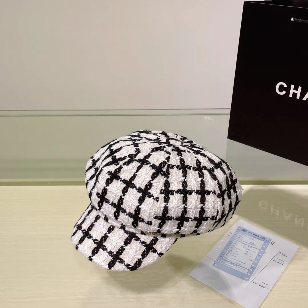 P70 CHANEL Chanel high-quality wool tweed octagonal hat, beret! One of the essential hat styles every year, a super fashionable and versatile item! The latest fabrics for autumn and winter, classic and fashionable! Head circumference:57cm