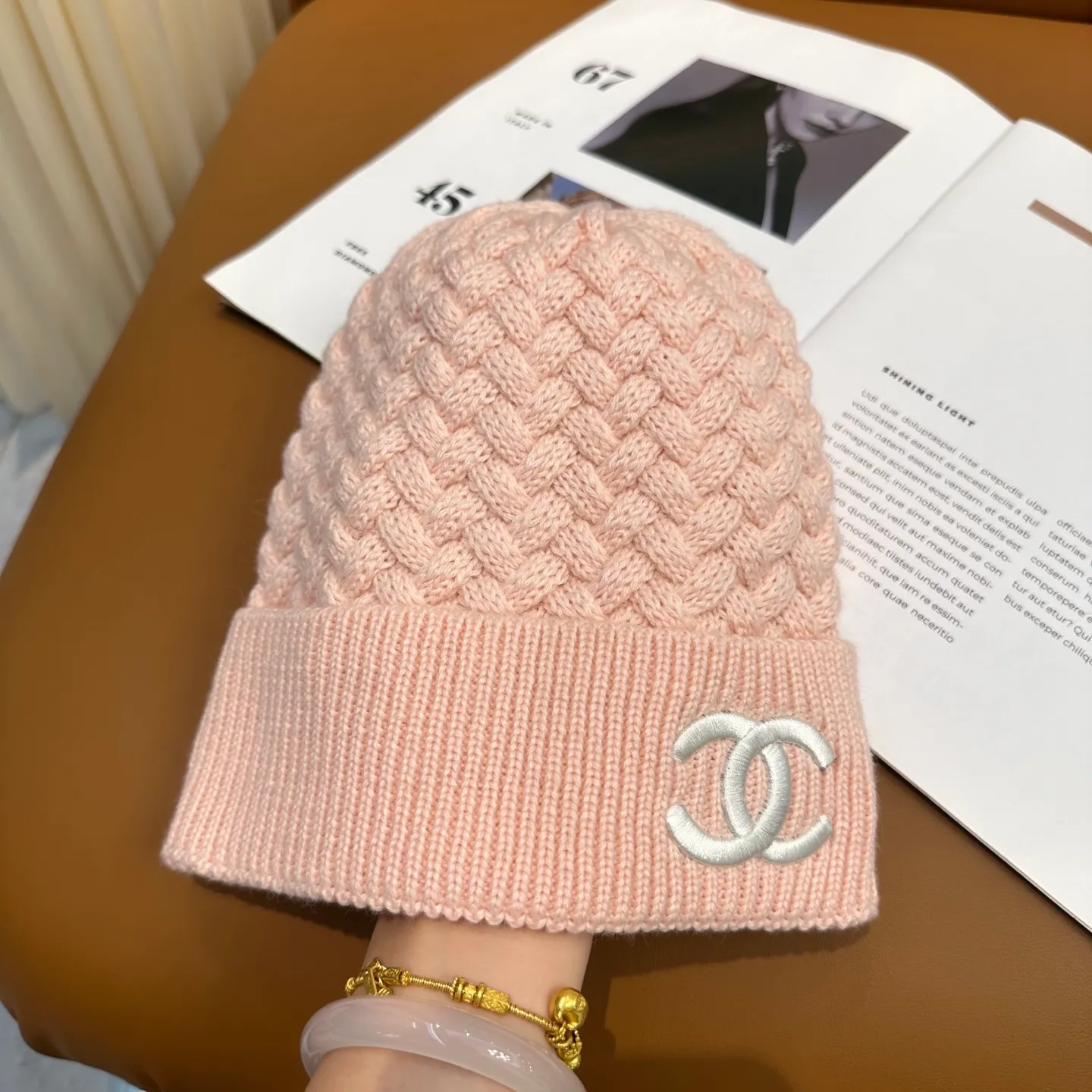 P80 Chanel official website high-quality Chanel autumn and winter knitted hat recommended by internet celebrity fashion bloggers. It hides a quiet sense of high-end. Every line is neat and generous, simple but not simple, generous and stylish. Every detail shows high-end taste, and the sense of fashion becomes more and more intriguing in the restraint.