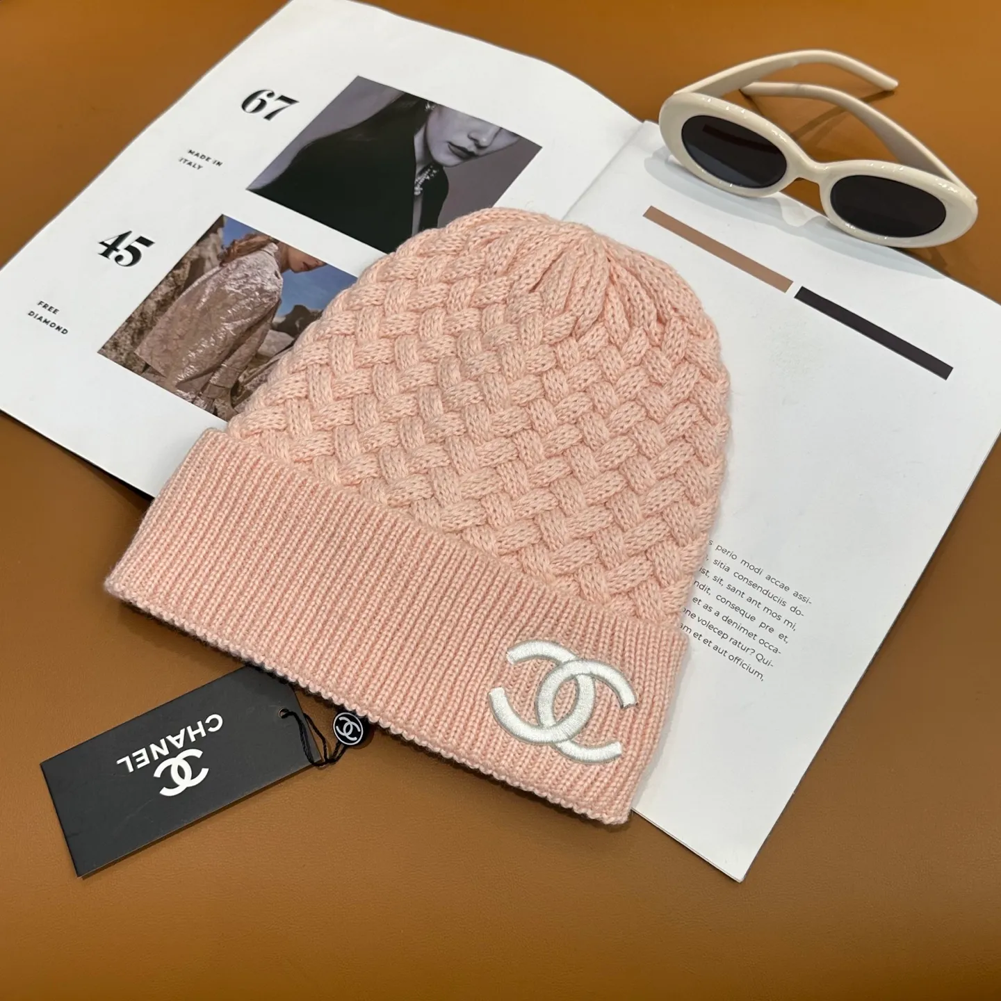 P80 Chanel official website high-quality Chanel autumn and winter knitted hat recommended by internet celebrity fashion bloggers. It hides a quiet sense of high-end. Every line is neat and generous, simple but not simple, generous and stylish. Every detail shows high-end taste, and the sense of fashion becomes more and more intriguing in the restraint.