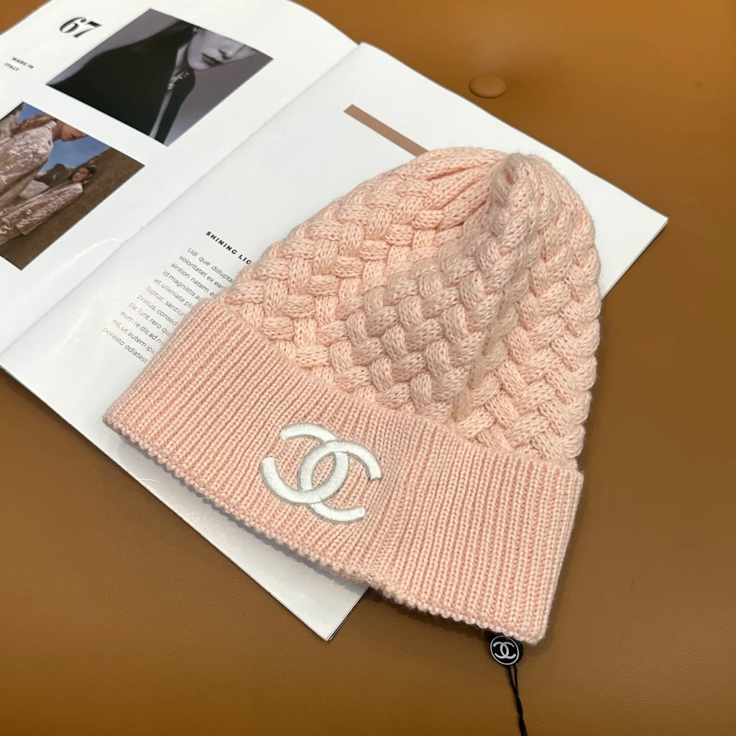 P80 Chanel official website high-quality Chanel autumn and winter knitted hat recommended by internet celebrity fashion bloggers. It hides a quiet sense of high-end. Every line is neat and generous, simple but not simple, generous and stylish. Every detail shows high-end taste, and the sense of fashion becomes more and more intriguing in the restraint.