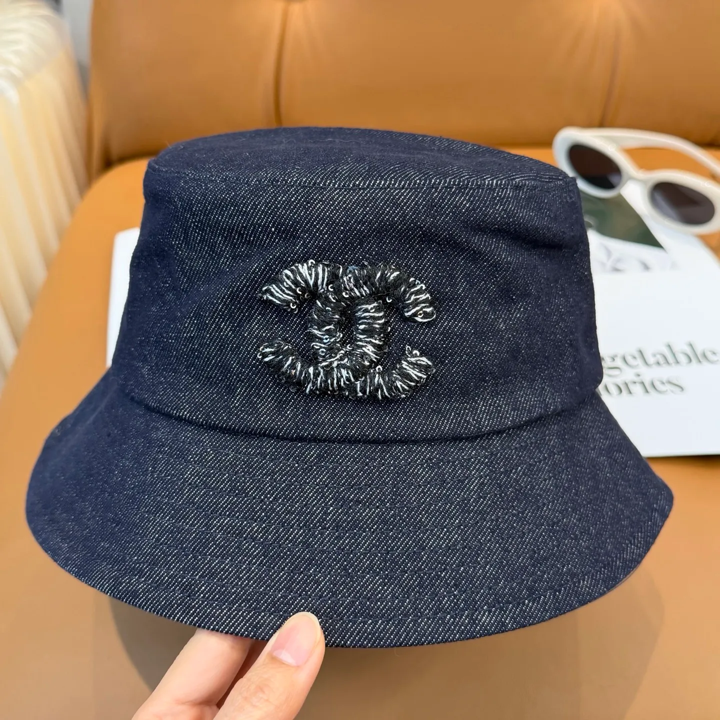 P76 The new Chanel high-version denim bucket hat is made of high-quality denim fabric, which is tough and textured and comfortable to wear. And paired with the brand's iconic double C logo, it highlights the unique fashion taste and brand charm. Suitable for a variety of occasions, whether worn with casual wear or sportswear, it can easily enhance the fashion sense of the overall look. It is a trendy item that fashion lovers cannot miss.