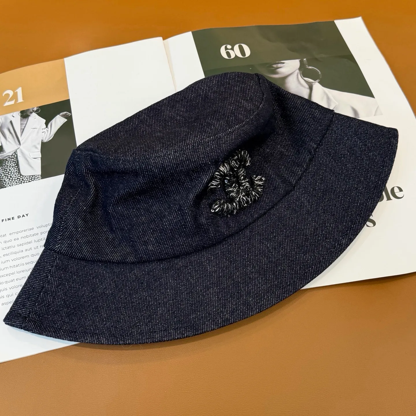 P76 The new Chanel high-version denim bucket hat is made of high-quality denim fabric, which is tough and textured and comfortable to wear. And paired with the brand's iconic double C logo, it highlights the unique fashion taste and brand charm. Suitable for a variety of occasions, whether worn with casual wear or sportswear, it can easily enhance the fashion sense of the overall look. It is a trendy item that fashion lovers cannot miss.