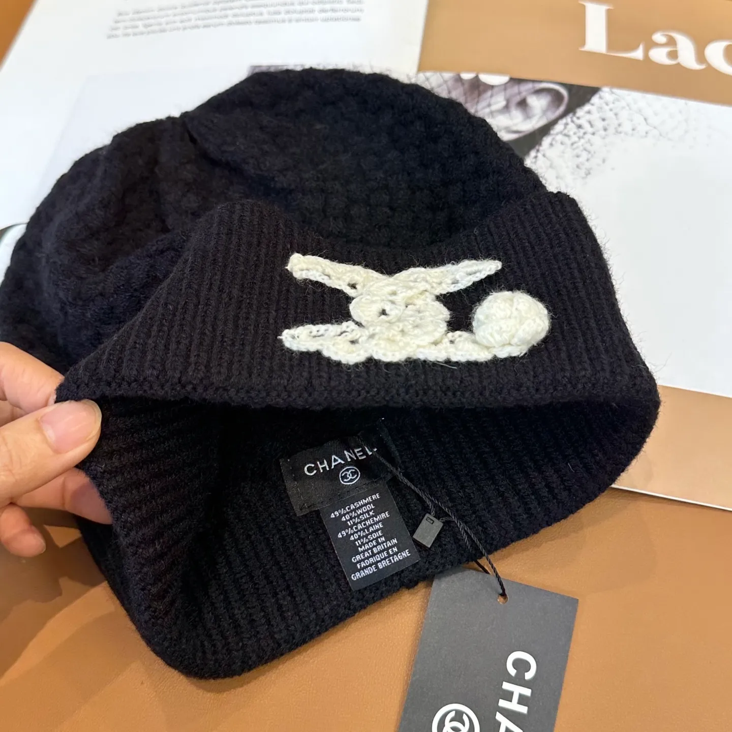 P70 Chanel official website quality Chanel autumn and winter knitted hat recommended by internet celebrity fashion bloggers. It hides a quiet sense of high-end. Every line is neat and elegant, simple but not simple, generous but not out of style. Every detail shows high-end taste, and the sense of fashion becomes more and more intriguing in the restraint.