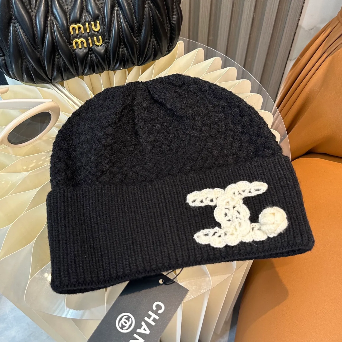P70 Chanel official website quality Chanel autumn and winter knitted hat recommended by internet celebrity fashion bloggers. It hides a quiet sense of high-end. Every line is neat and elegant, simple but not simple, generous but not out of style. Every detail shows high-end taste, and the sense of fashion becomes more and more intriguing in the restraint.