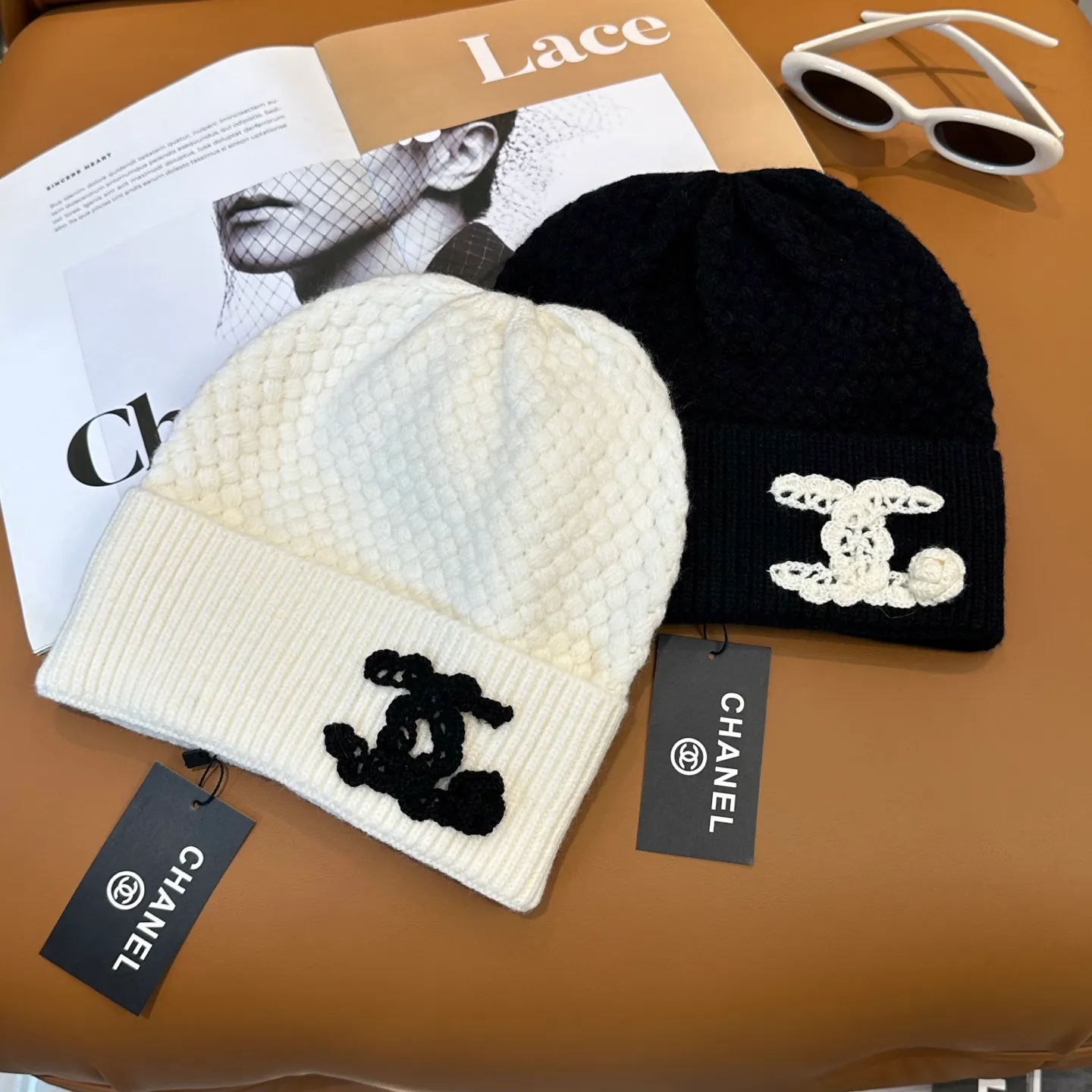 P70 Chanel official website quality Chanel autumn and winter knitted hat recommended by internet celebrity fashion bloggers. It hides a quiet sense of high-end. Every line is neat and elegant, simple but not simple, generous but not out of style. Every detail shows high-end taste, and the sense of fashion becomes more and more intriguing in the restraint.