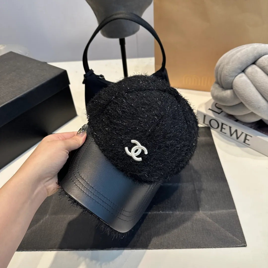 P60 CHANEL Chanel's new autumn and winter small fragrance style baseball cap🧢, the big brand model is super easy to match, one that you can wear with your eyes closed