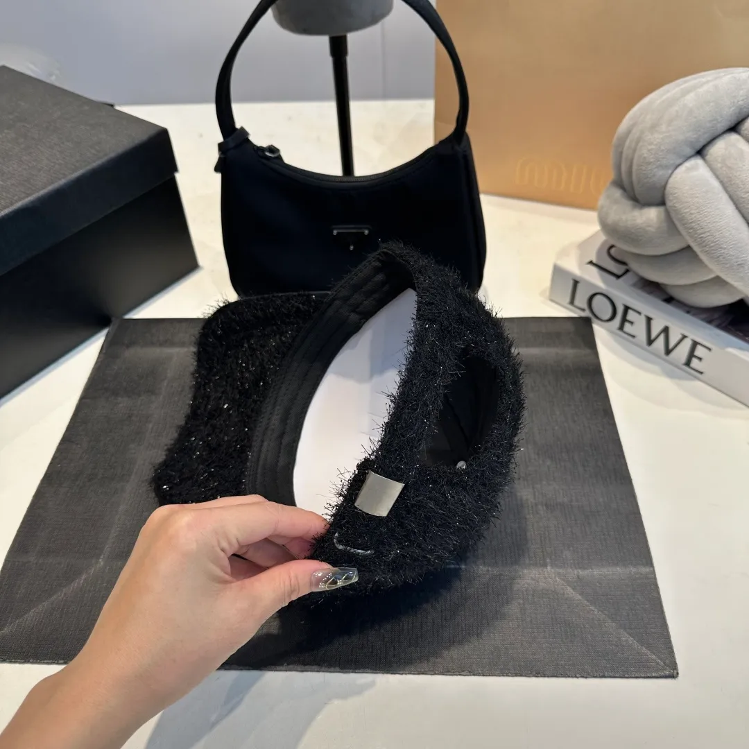 P60 CHANEL Chanel's new autumn and winter small fragrance style baseball cap🧢, the big brand model is super easy to match, one that you can wear with your eyes closed