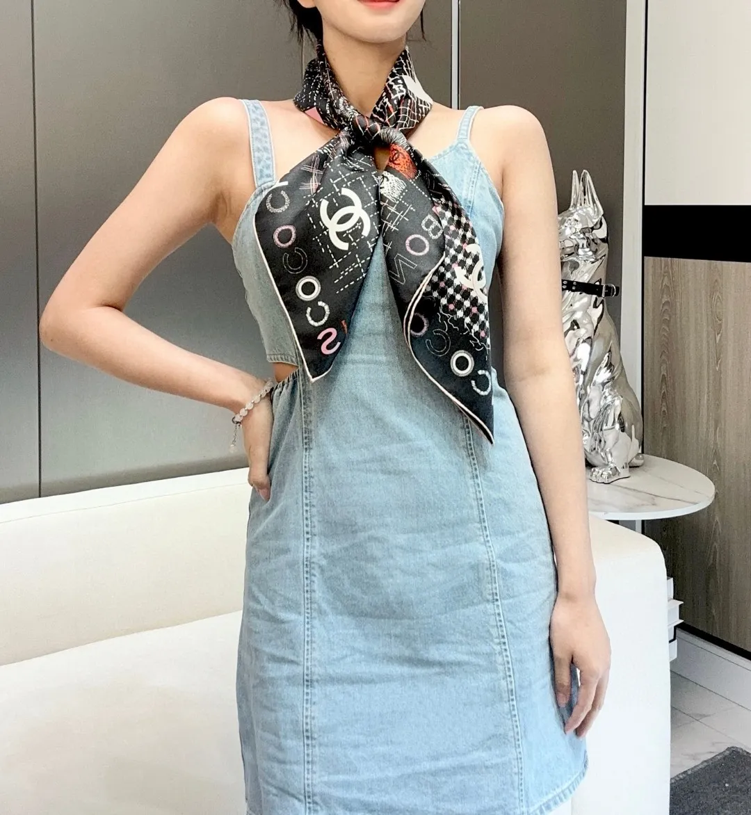💰300. Product name: Colorful Kangpeng Fabric: Silk Size: 90*90 Color: Black Off-white Fashion is the process of constant transformation of classics. Classics reappear. Xiangjia Kangpeng series was launched in 2004. It is quilted and has a unique design with a large cc logo that is the symbol of Xiangjia. It is very popular. The name "Campon" comes from the hat workshop opened by Coco-Chamberlain on rue Cambon in Paris in 1910. Since then, rue Cambon has been a special symbol of Chanel's success, including the haute couture store she opened at 31 rue Cambon.