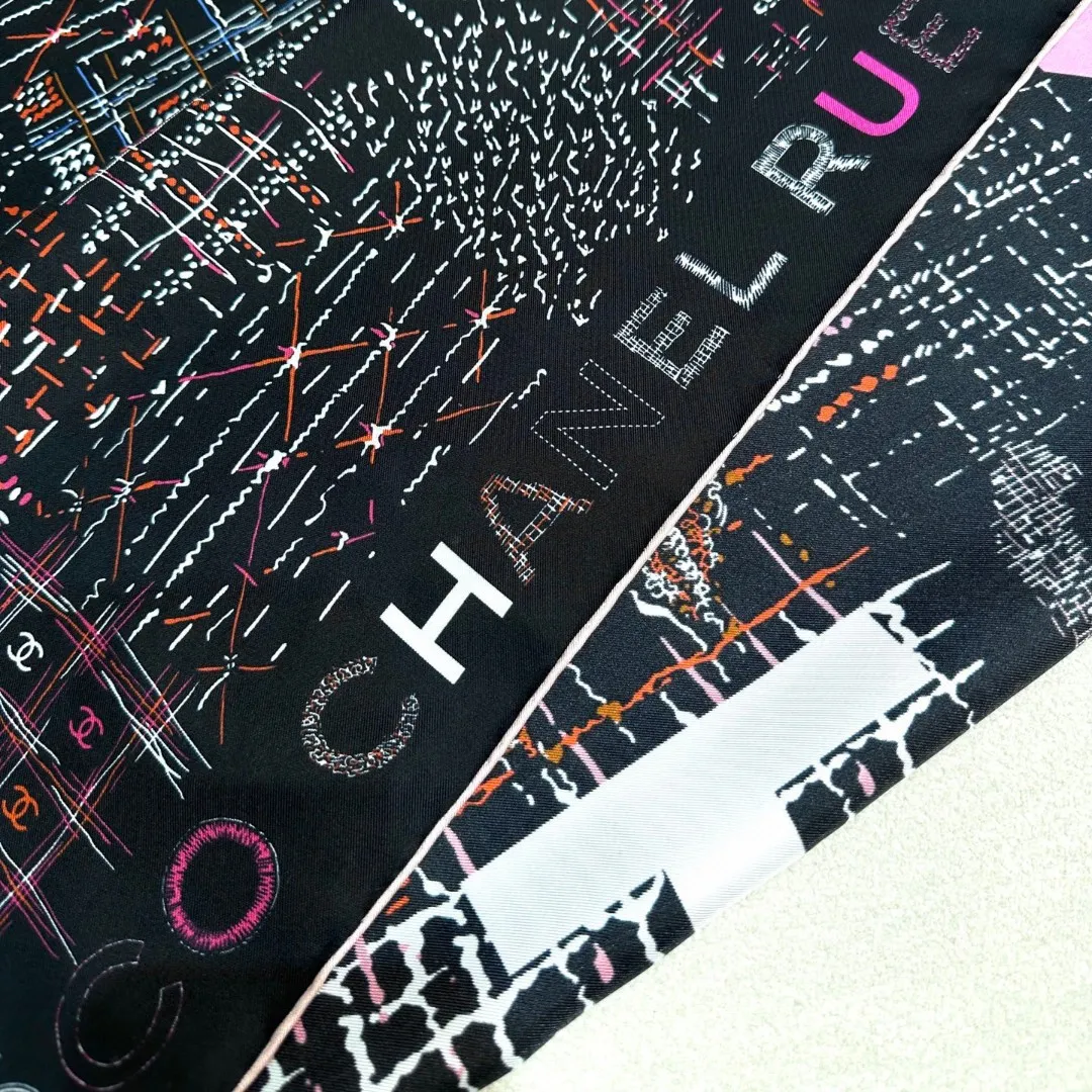 💰300. Product name: Colorful Kangpeng Fabric: Silk Size: 90*90 Color: Black Off-white Fashion is the process of constant transformation of classics. Classics reappear. Xiangjia Kangpeng series was launched in 2004. It is quilted and has a unique design with a large cc logo that is the symbol of Xiangjia. It is very popular. The name "Campon" comes from the hat workshop opened by Coco-Chamberlain on rue Cambon in Paris in 1910. Since then, rue Cambon has been a special symbol of Chanel's success, including the haute couture store she opened at 31 rue Cambon.