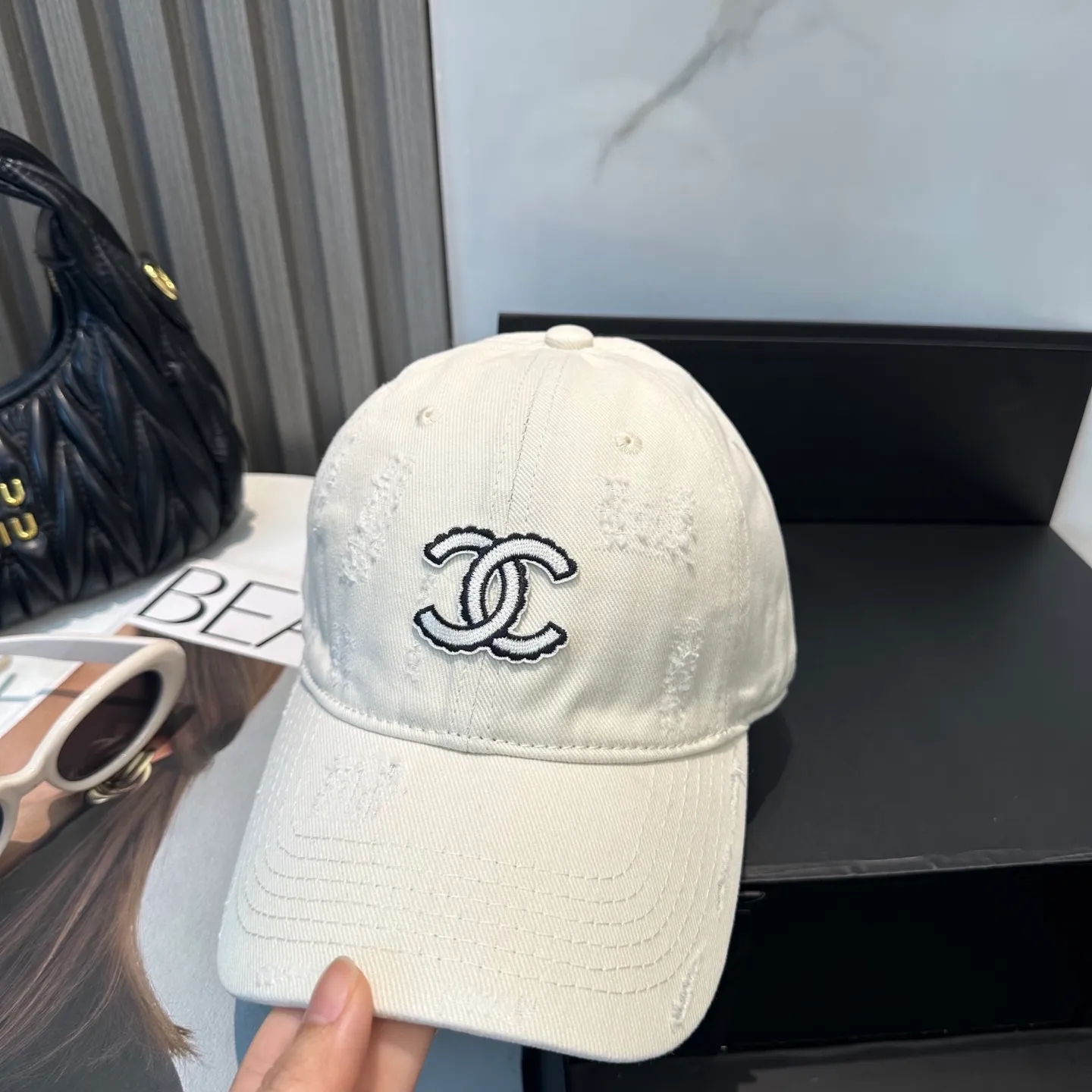 P60 Chanel's new simple baseball cap in dopamine color, a hot color at the moment - full of street style! Trendy and versatile, Xiaohongshu grows grass, poison, get your boyfriend, and cool together