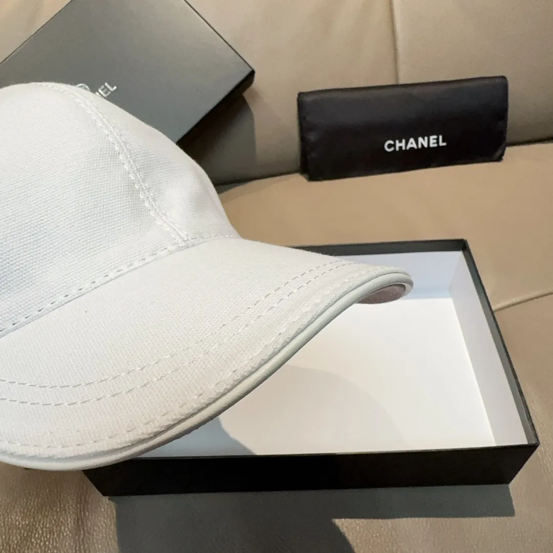 p90, Chanel (Chanel) original baseball cap, the same double C embroidery as the Internet celebrity, 1:1 mold opening and customization at the counter, original canvas fabric + first-layer cowhide, light and breathable! The quality is great, the basic head circumference is 56cm, and the patch is adjustable. Available in black and white