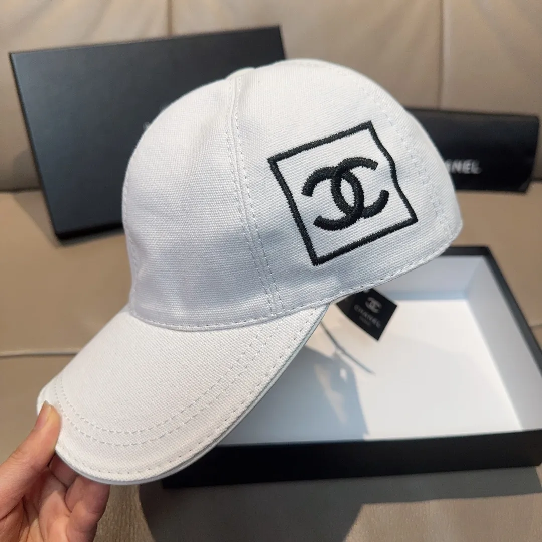 p90, Chanel (Chanel) original baseball cap, the same double C embroidery as the Internet celebrity, 1:1 mold opening and customization at the counter, original canvas fabric + first-layer cowhide, light and breathable! The quality is great, the basic head circumference is 56cm, and the patch is adjustable. Available in black and white