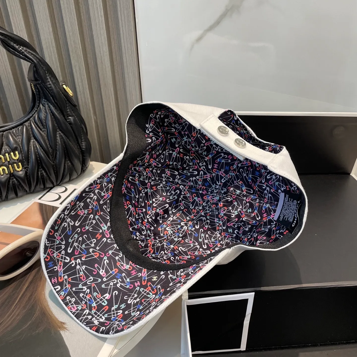 P90 Chanel (Chanel) counter new double-sided embroidered baseball cap🧢1:1 mold customization, three-dimensional embroidery, exquisite and flawless! 100% pure cotton fabric, original factory quality, exclusive physical photography.