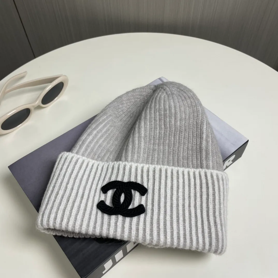P56 comes with dust bag 🌺 [CHANEL] New knitted hat, Xiaohongshu, the main recommendation of major Internet celebrities! Thicker and warmer, fashionable and popular🌸First-class texture, the best brand for keeping warm in autumn and winter, order now, limited quantity available