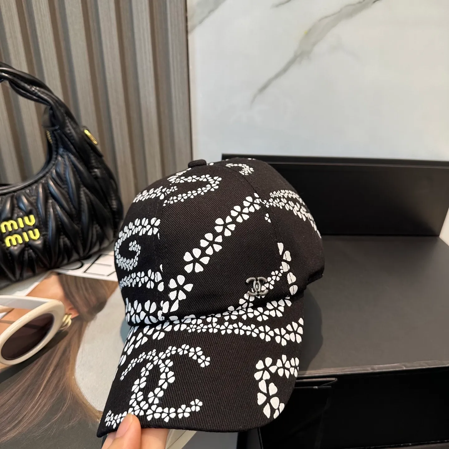 P60 new Chanel new high-version baseball cap, a classic baseball cap style, suitable for various occasions. Whether it is paired with casual wear or sportswear, it can easily enhance the fashion sense of the overall look. It is a trendy item that fashion lovers cannot miss.