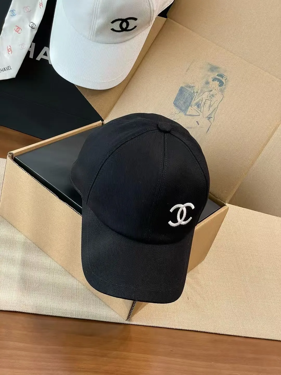 P90 new Chanel baseball cap 🧢 comes in classic black and white colors. The simple hat body is paired with the iconic double C logo, highlighting the brand's luxurious style. The unique pin pattern lining adds design highlights and the details are exquisite. Suitable for a variety of dressing styles, whether it is daily casual or fashionable, it can add charm to you. It is a high-quality item that fashionable people cannot miss.