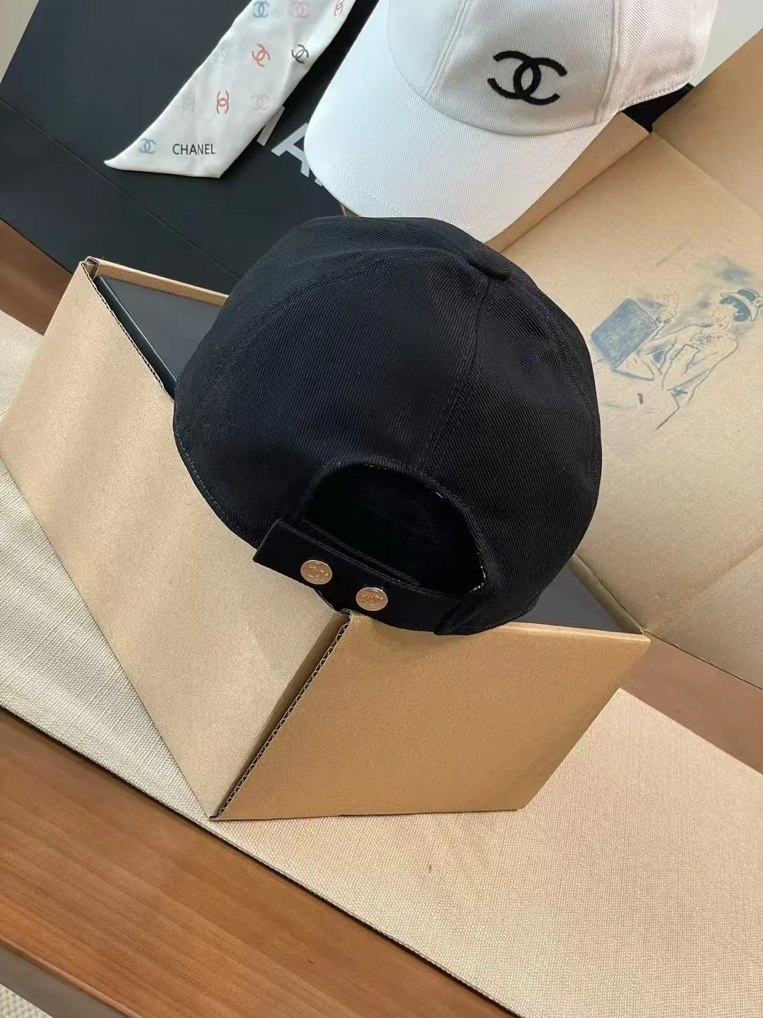 P90 new Chanel baseball cap 🧢 comes in classic black and white colors. The simple hat body is paired with the iconic double C logo, highlighting the brand's luxurious style. The unique pin pattern lining adds design highlights and the details are exquisite. Suitable for a variety of dressing styles, whether it is daily casual or fashionable, it can add charm to you. It is a high-quality item that fashionable people cannot miss.