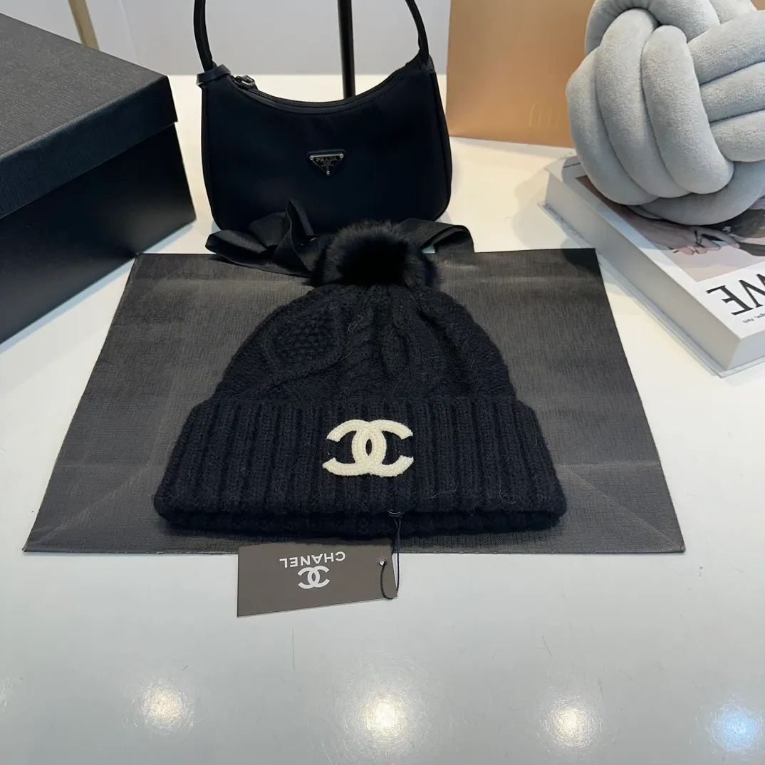 P90 CHANEL Chanel Orphan Fur Ball Autumn and Winter New Big Brand Wool Knitted Beanie One-size-fits-all, complete with tags ~ Very easy to match when out on the street!