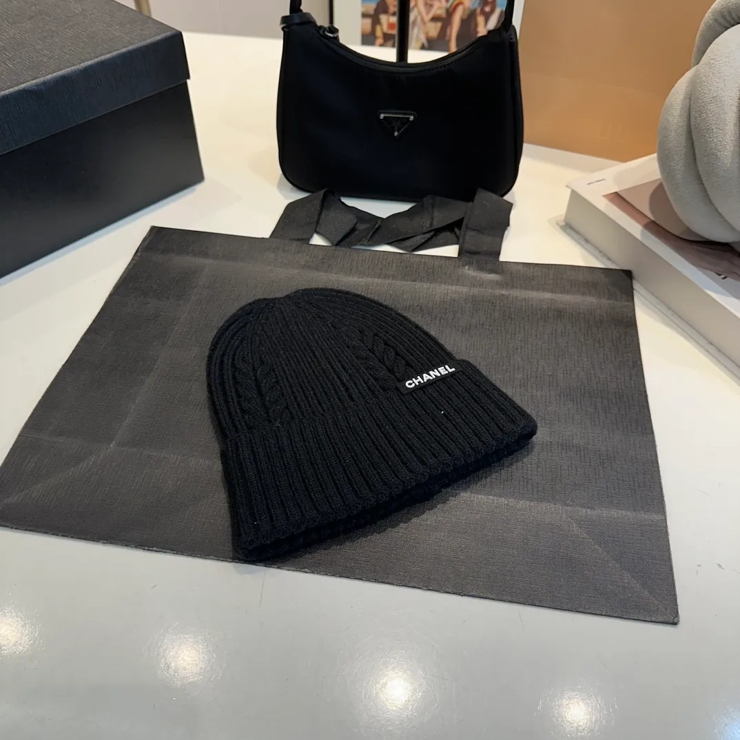 P50 CHANEL Autumn and Winter Striped Twist Wool Knitted Thick Cuffed Beanie Hat. The year-end heavy-duty high-looking fairy knitted hat is extremely versatile, easy on the head, and feels extremely soft and waxy. High-elastic rabbit wool does not deform.