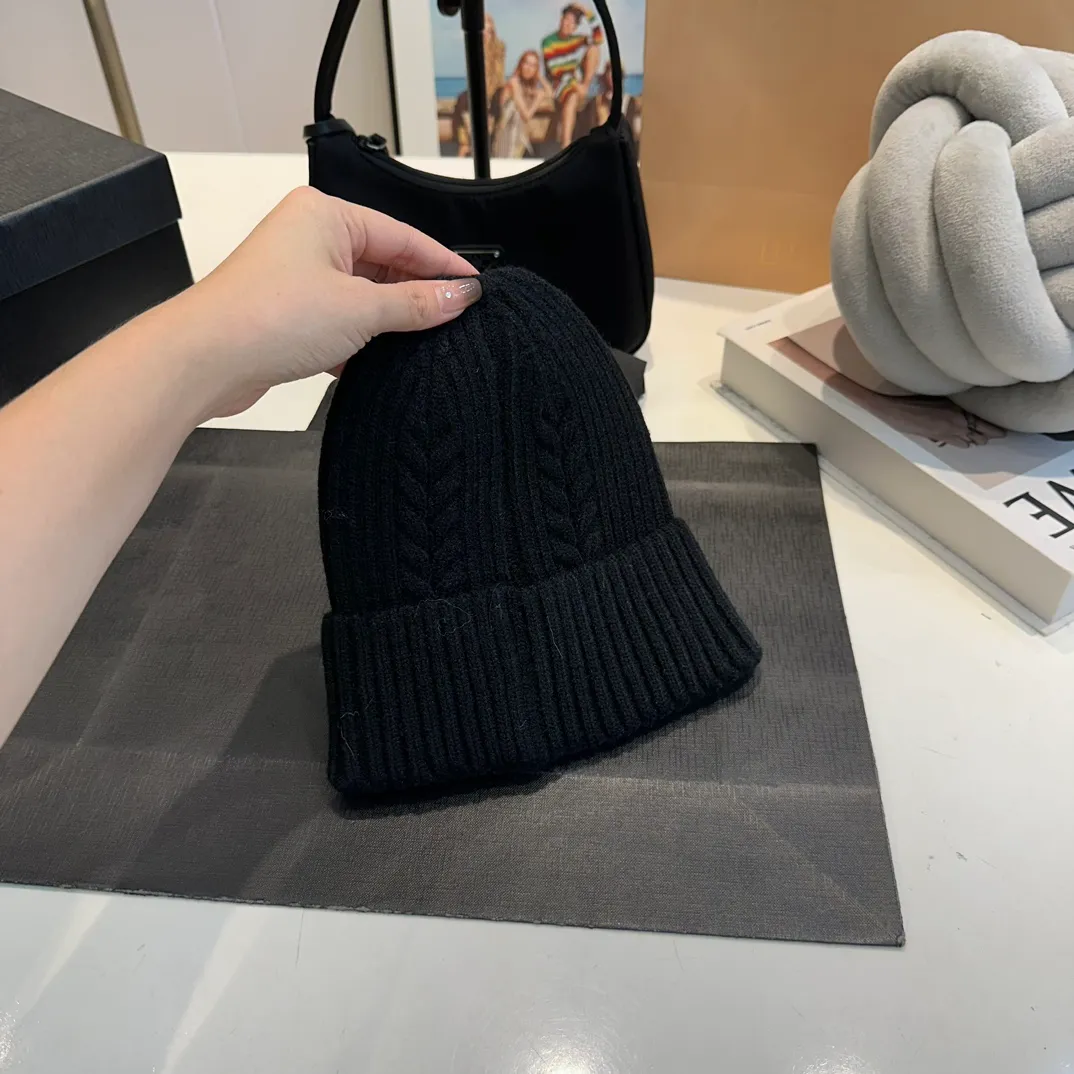 P50 CHANEL Autumn and Winter Striped Twist Wool Knitted Thick Cuffed Beanie Hat. The year-end heavy-duty high-looking fairy knitted hat is extremely versatile, easy on the head, and feels extremely soft and waxy. High-elastic rabbit wool does not deform.