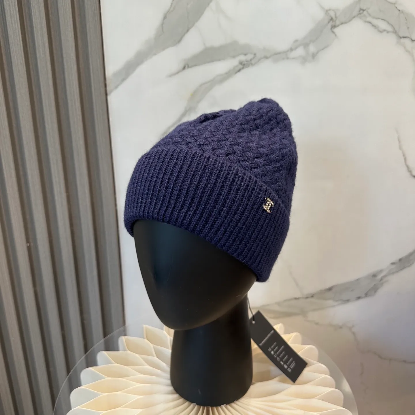 P74 Chanel's official website quality Chanel autumn and winter knitted hat recommended by internet celebrity fashion bloggers hides a quiet sense of luxury. Every line is neat and elegant, simple but not simple, generous and stylish. Every detail demonstrates high-end taste, and the sense of fashion becomes more and more intriguing in its restraint.