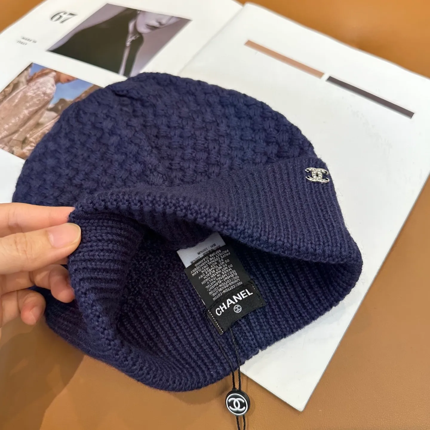P74 Chanel's official website quality Chanel autumn and winter knitted hat recommended by internet celebrity fashion bloggers hides a quiet sense of luxury. Every line is neat and elegant, simple but not simple, generous and stylish. Every detail demonstrates high-end taste, and the sense of fashion becomes more and more intriguing in its restraint.