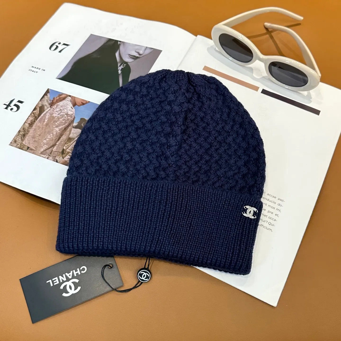 P74 Chanel's official website quality Chanel autumn and winter knitted hat recommended by internet celebrity fashion bloggers hides a quiet sense of luxury. Every line is neat and elegant, simple but not simple, generous and stylish. Every detail demonstrates high-end taste, and the sense of fashion becomes more and more intriguing in its restraint.