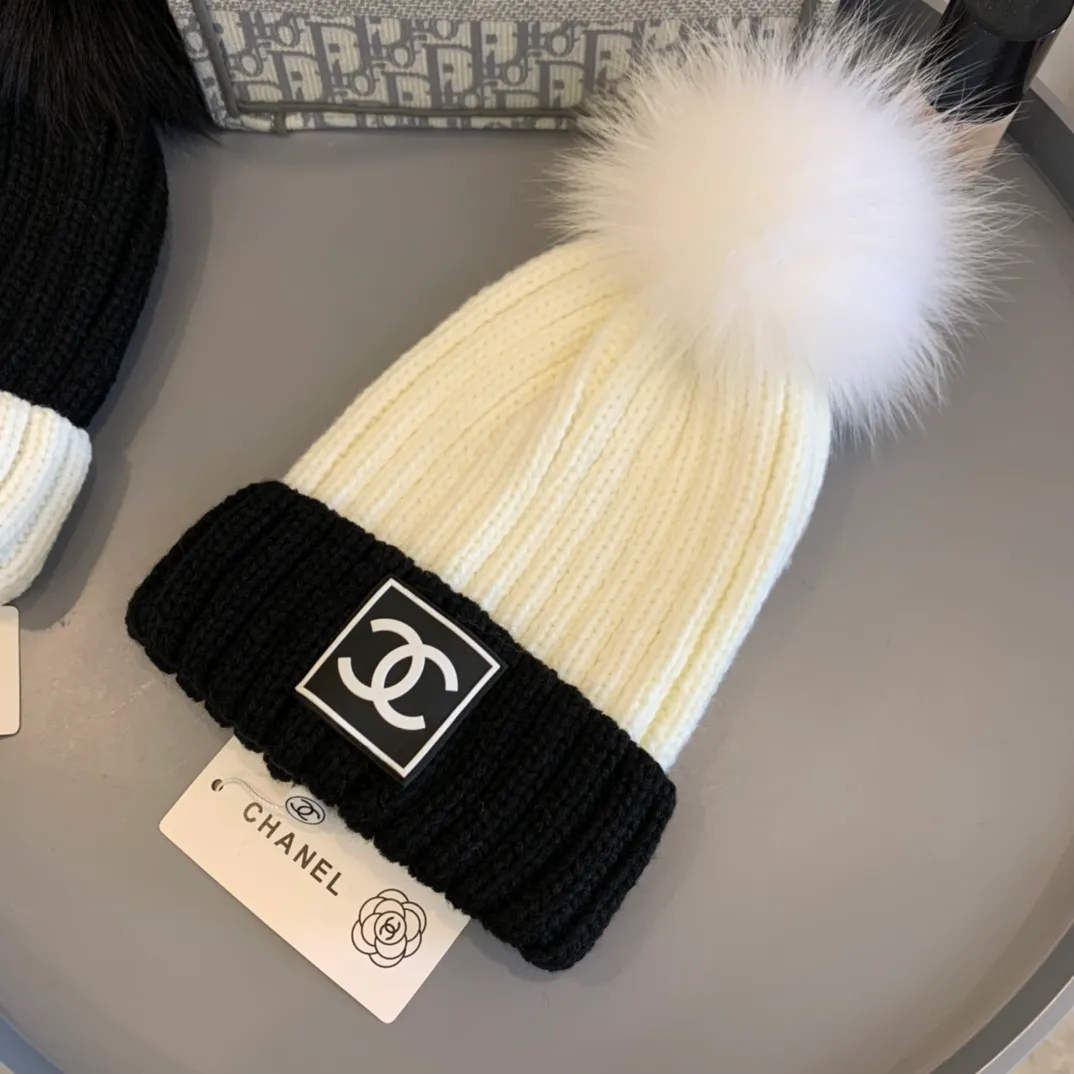 p100 CHANEL Chanel 2020 Autumn and Winter counter knitted woolen hat, paired with fox fur balls, super popular 💖The texture is first-class, and it is very easy to match when going out!