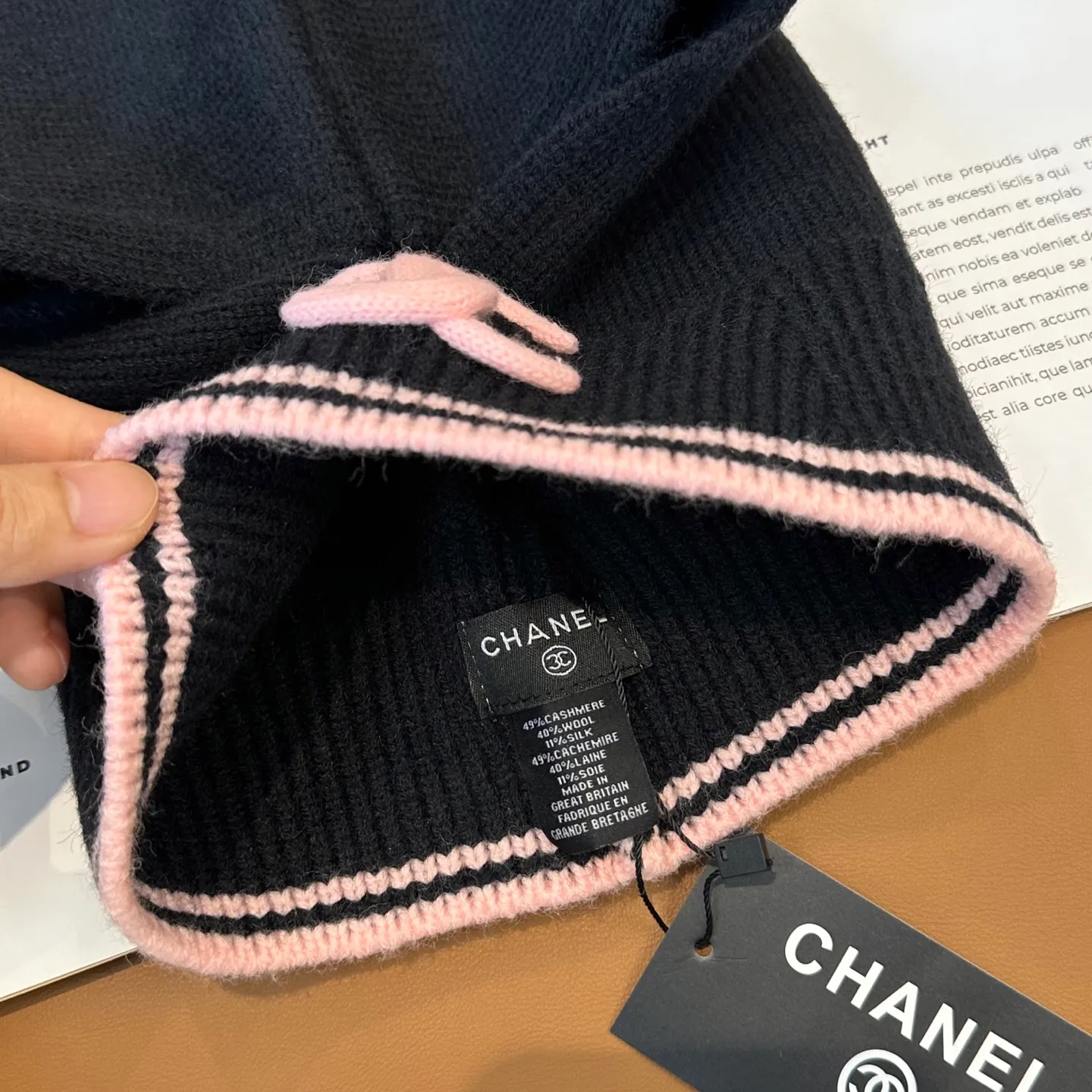 P70 Chanel Sisters, do you all own the Chanel 25b balaclava? 🤭, I checked the outfits of the little sisters in Xiaohongshu and really like them. It looks great when stacked with a peaked hat, or it is also good to use as a scarf. I love it 😍