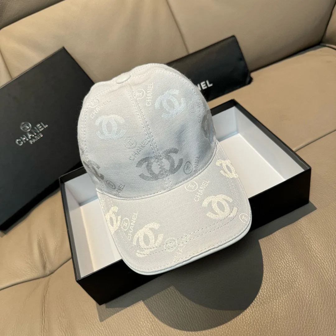 p90., Chanel (Chanel) classic original baseball cap, classic double C, 1:1 mold opening and customization at the counter, original canvas fabric + first layer of cowhide, light and breathable! The quality is great, the basic head circumference is 56cm, and the patch is adjustable.