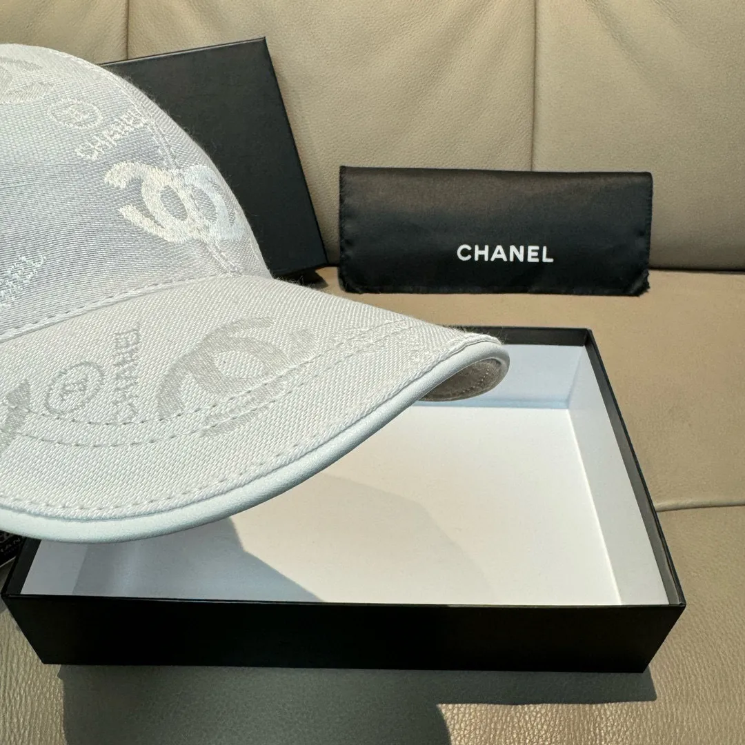 p90., Chanel (Chanel) classic original baseball cap, classic double C, 1:1 mold opening and customization at the counter, original canvas fabric + first layer of cowhide, light and breathable! The quality is great, the basic head circumference is 56cm, and the patch is adjustable.