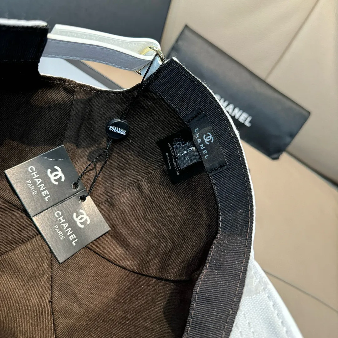 p90., Chanel (Chanel) classic original baseball cap, classic double C, 1:1 mold opening and customization at the counter, original canvas fabric + first layer of cowhide, light and breathable! The quality is great, the basic head circumference is 56cm, and the patch is adjustable.