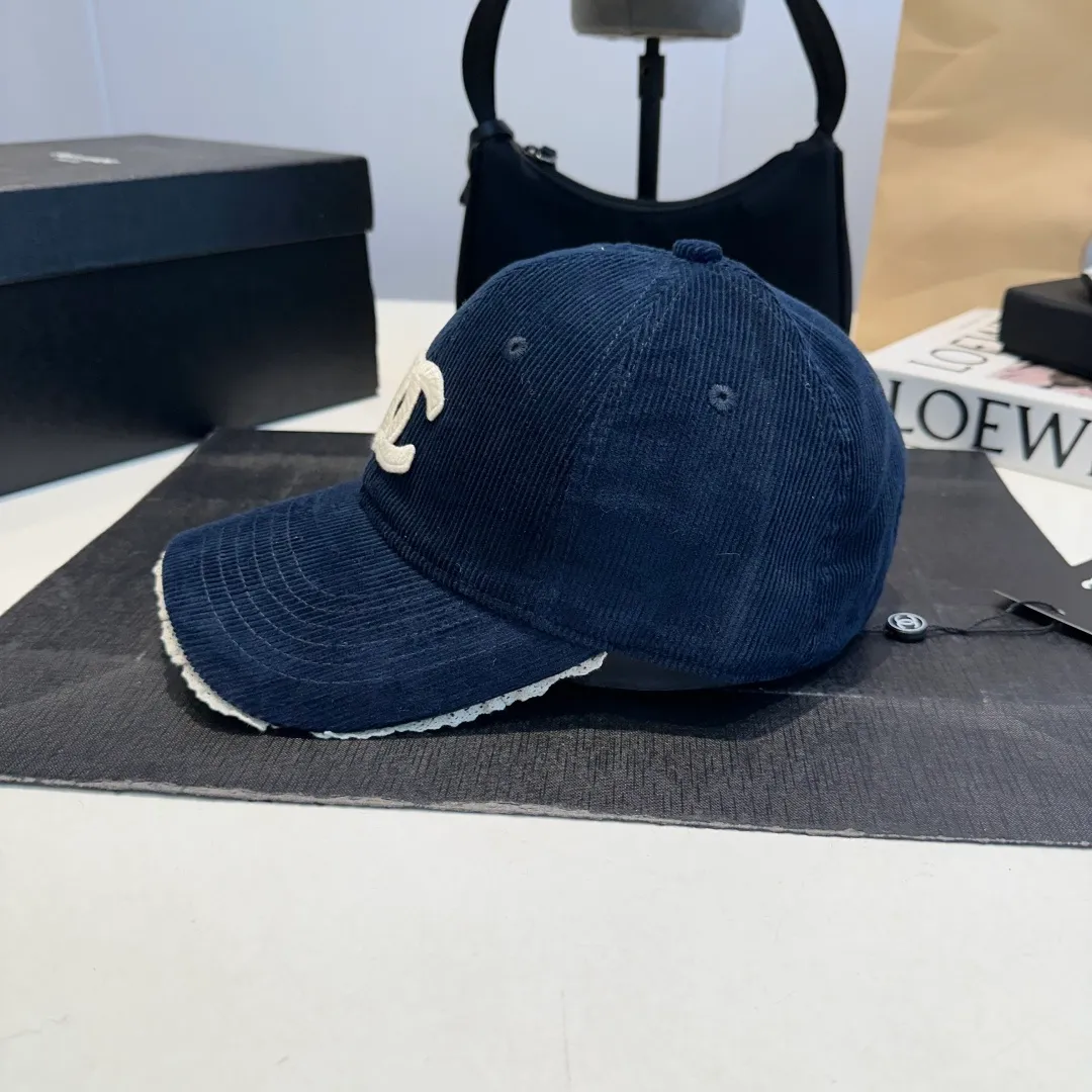 P70 Chanel's new autumn corduroy baseball cap 🧢 The colors of the small label are really eye-catching. The soft-top design of the entire hat fits perfectly on the head and is very comfortable. The color and texture are relatively retro and very versatile. Highly recommended. A must-have item for everyone✔️✔️