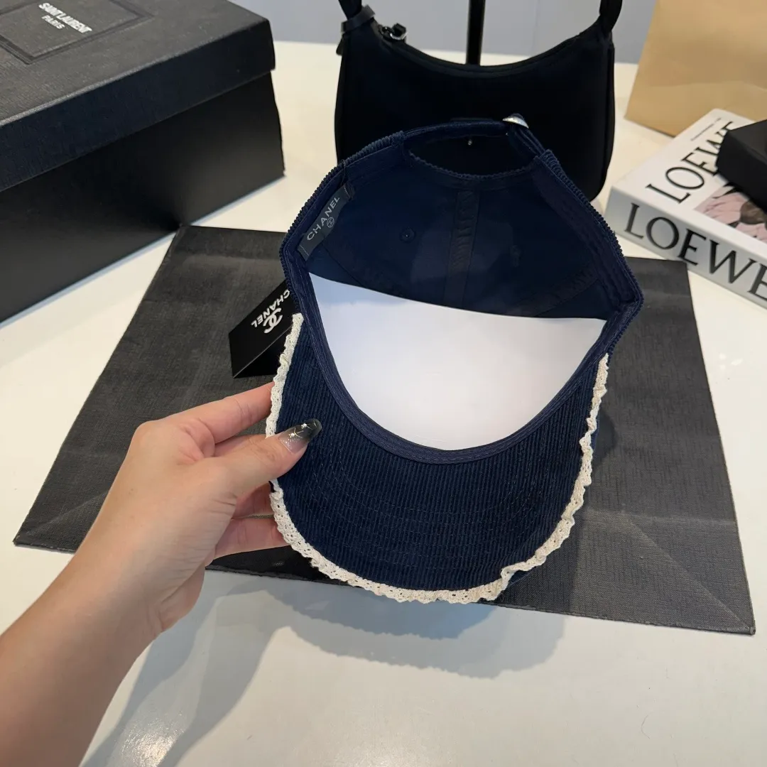 P70 Chanel's new autumn corduroy baseball cap 🧢 The colors of the small label are really eye-catching. The soft-top design of the entire hat fits perfectly on the head and is very comfortable. The color and texture are relatively retro and very versatile. Highly recommended. A must-have item for everyone✔️✔️