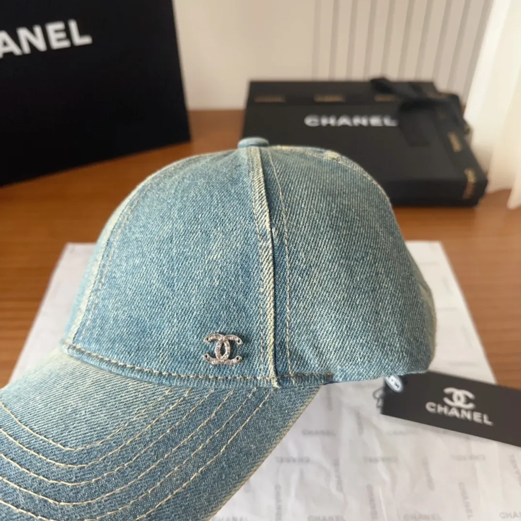 💰60 CHANEL Chanel new model🆕denim blue retro style bucket hat🔸 Take it out for holiday travel and it will be beautiful❕Middle-aged style. This kind of hat is not easy to match 😬 Ready stock