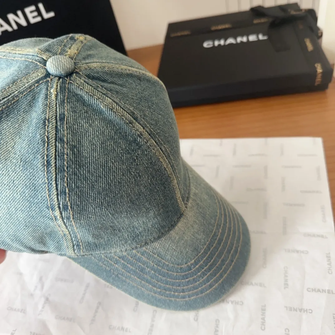 💰60 CHANEL Chanel new model🆕denim blue retro style bucket hat🔸 Take it out for holiday travel and it will be beautiful❕Middle-aged style. This kind of hat is not easy to match 😬 Ready stock