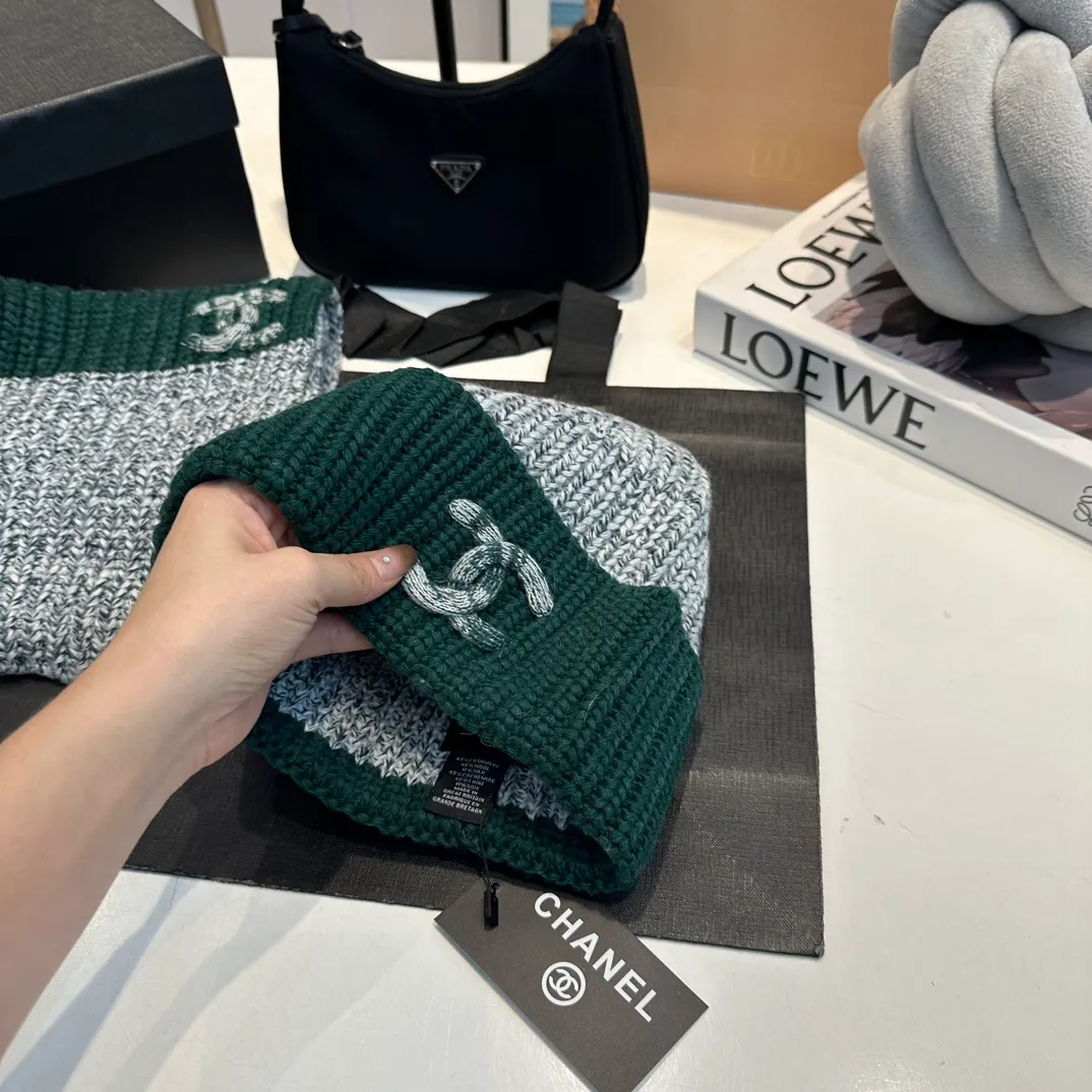 P170 CHANEL official website new classic suit hat! Hat ➕Scarf! It feels great in hand! It’s warm and super comfortable. This winter, all you need is a hat set like this. It’s warm and fashionable! Welcome to choose!!