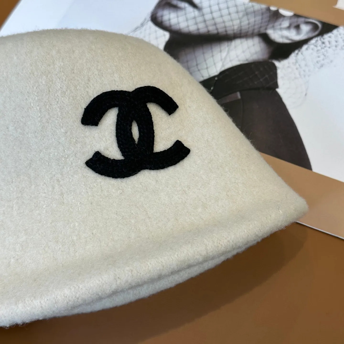 P76💛 Comes with dust bag [CHA Chanel] 2025 autumn and winter new style wool cashmere bucket hat, 🔆Quality goddess style ~ a must-have for going out on the street