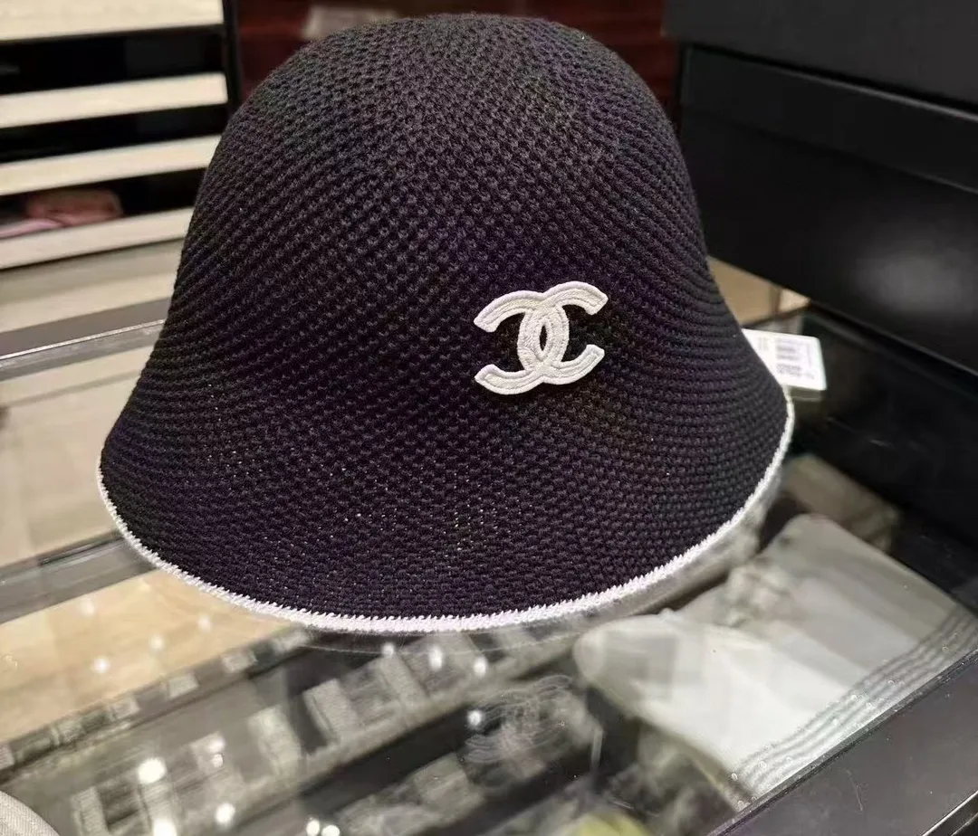 Hot 🔥The fashionable little item on the Internet is here, the Chanel 25c bucket hat, versatile colors + genuine lambskin logo. It’s really textured, and the key point is that it looks super good when worn. It’s super eye-catching, French style for ladies, can be worn in all seasons 👍👍👍 Foldable and storage