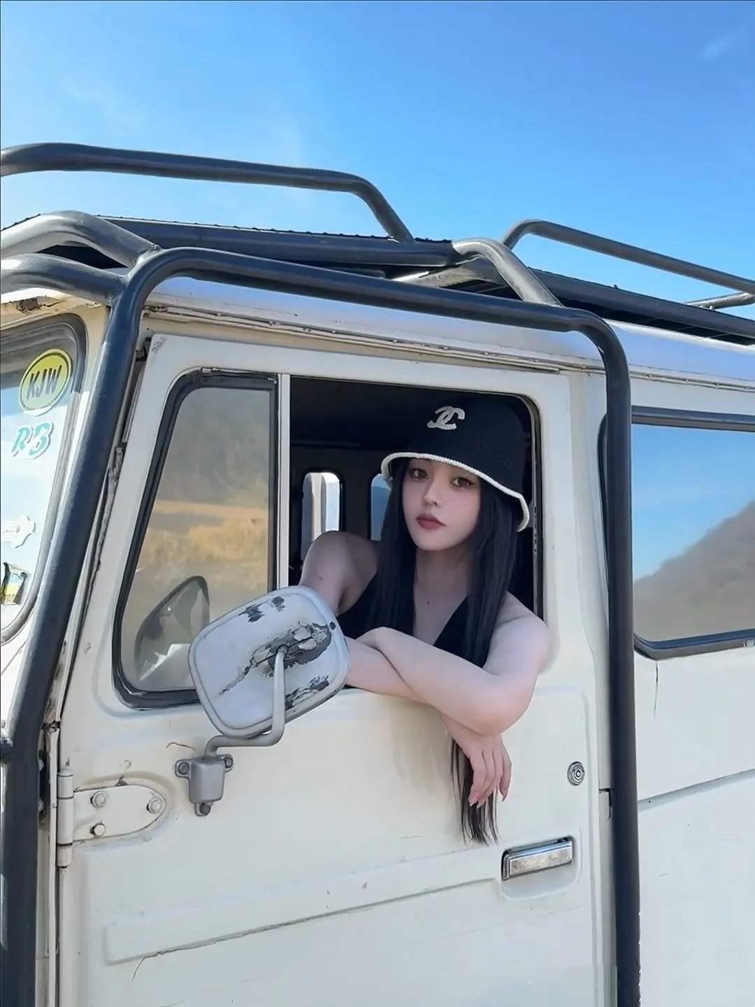 Hot 🔥The fashionable little item on the Internet is here, the Chanel 25c bucket hat, versatile colors + genuine lambskin logo. It’s really textured, and the key point is that it looks super good when worn. It’s super eye-catching, French style for ladies, can be worn in all seasons 👍👍👍 Foldable and storage