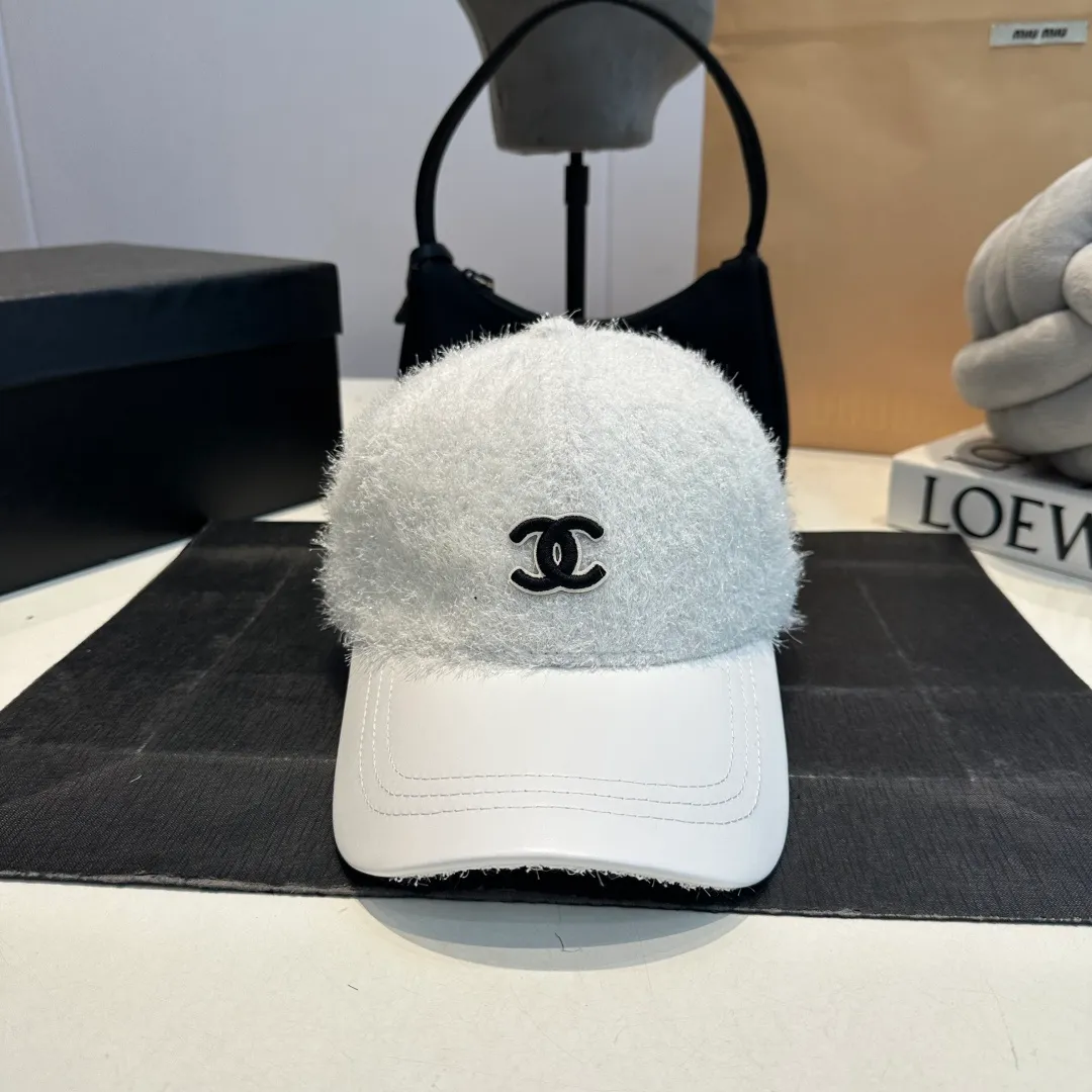 P60 CHANEL Chanel's new autumn and winter small fragrance style baseball cap🧢, the big brand model is super easy to match, one that you can wear with your eyes closed