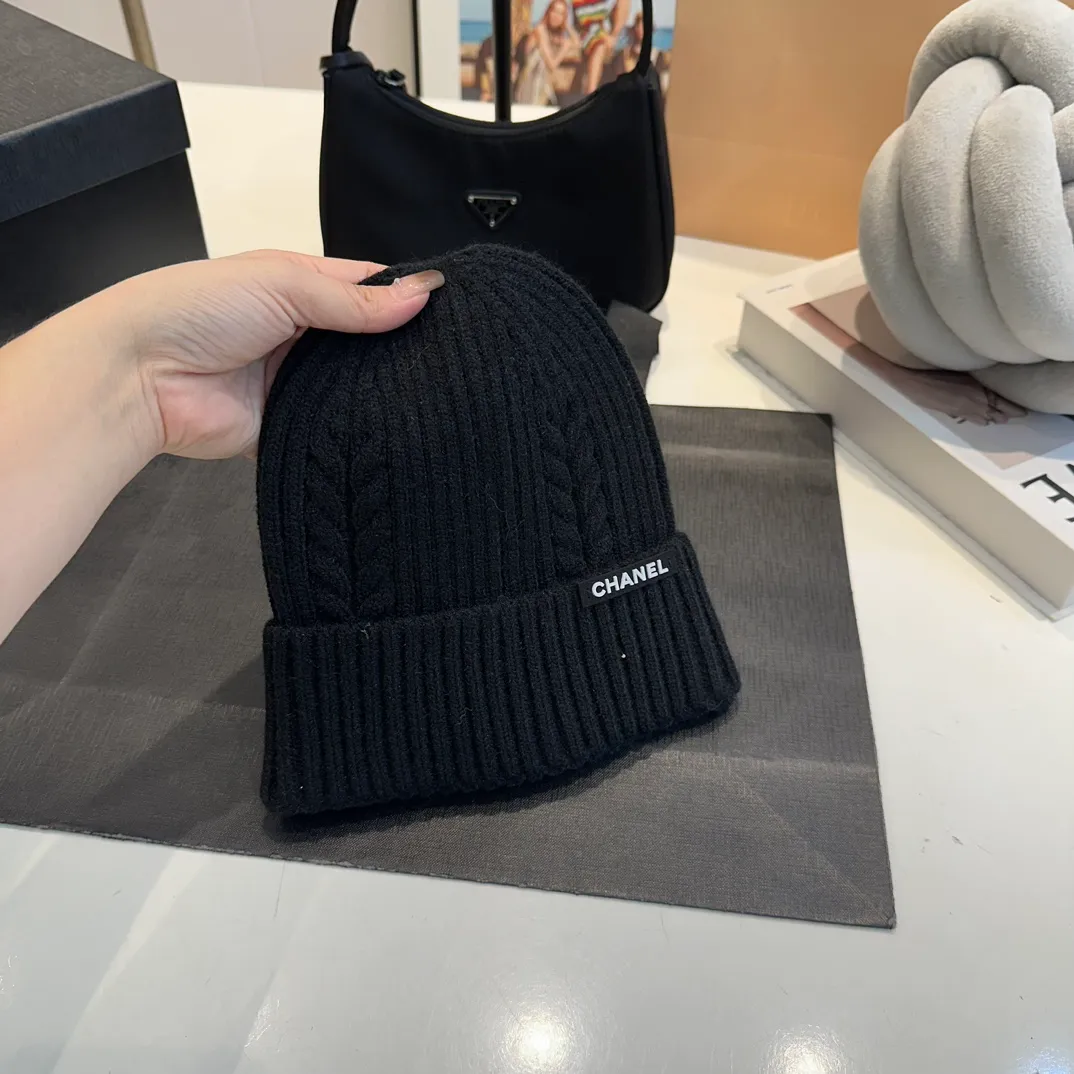 P50 CHANEL Autumn and Winter Striped Twist Wool Knitted Thick Cuffed Beanie Hat. The year-end heavy-duty high-looking fairy knitted hat is extremely versatile, easy on the head, and feels extremely soft and waxy. High-elastic rabbit wool does not deform.
