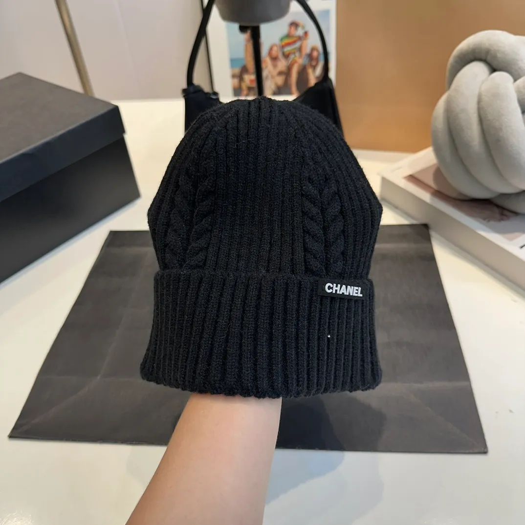 P50 CHANEL Autumn and Winter Striped Twist Wool Knitted Thick Cuffed Beanie Hat. The year-end heavy-duty high-looking fairy knitted hat is extremely versatile, easy on the head, and feels extremely soft and waxy. High-elastic rabbit wool does not deform.