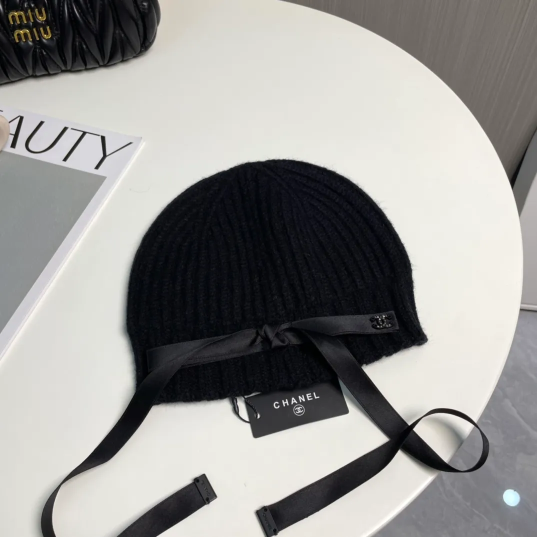P60 CHANEL Chanel bow beanie, planted by Jennie, the heart beats the action, chanel24b’s latest autumn and winter new product, bow decoration + double C logo diamond embellishment wool knitted cold hat Xiaohongshu Internet celebrity hot style